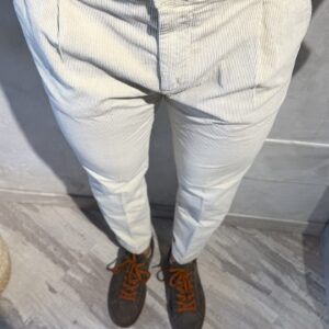 Pantalone in velluto panna a coste con pence