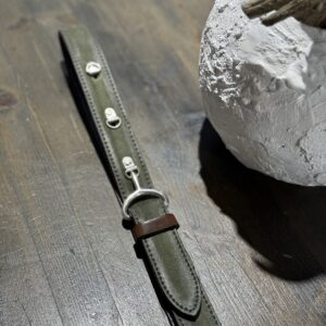 Cintura artigianale con occhielli, in pelle Verde